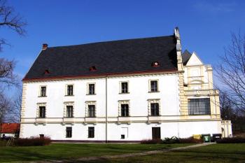 zámek v Bartošovicích od jihu ( © Jan P. Štěpánek 04/2006)