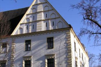 západní štít jižního renesančního křídla zámku, které v sobě obsahuje hmotu starší tvrze ( © Jan P. Štěpánek 02/2008)