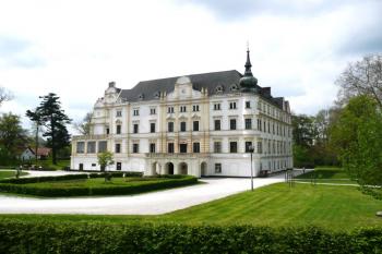 vstupní průčelí zámku od severovýchodu ( © Jan P. Štěpánek 05/2008)