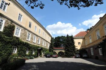 zámecké nádvoří od západu ( © Jan P. Štěpánek 07/2014)