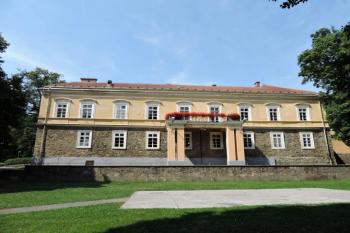 jižní průčelí jižního křídla zámku ( © Jan P. Štěpánek 07/2014)