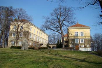 Celkový pohled na zámek Dolní Benešov ( © Miroslav BITTER 03/2008)
