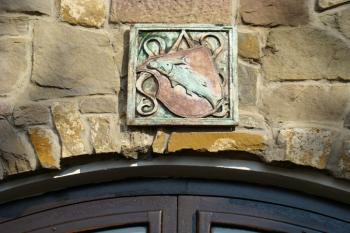 Detail keramického znaku Dolního Benešova umístěného na novodobé přístavbě, která propojuje na východě obě zámecká křídla. ( © Miroslav BITTER 03/2008)