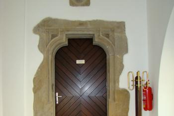 Celkový pohled na sekundárně umístěný sedlový portál s přetínavými pruty a erbovní štítek ( © Miroslav BITTER 03/2008)