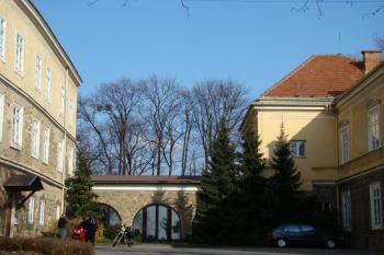 Obě křídla jsou na východě propojena novostavbou z pol. 18. století. ( © Miroslav BITTER 03/2008)