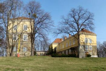 Celkový pohled na zámek Dolní Benešov - zámek byl přestavěn v polovině 18. století ( © Miroslav BITTER 03/2008)