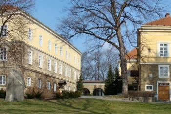 Celkový pohled na zámek Dolní Benešov - obě křídla byla na východě propojena v 18. st., severní zvýšeno a celek dostal dobové fasády pročleněné pilastry. ( © Miroslav BITTER 03/2008)