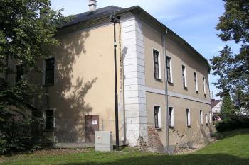 Jižní nároží zámecké budovy (© Jan P. Štěpánek, 09/2006)