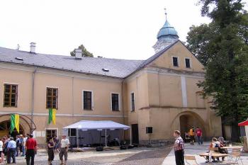 Pohled ze zámeckého nádvoří na pozůstatek jižního křídla zámku (© Jan P. Štěpánek, 09/2006)