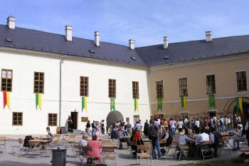 Panorama severního a východního křídla zámku z prostoru nádvoří (© Jan P. Štěpánek, 09/2006)
