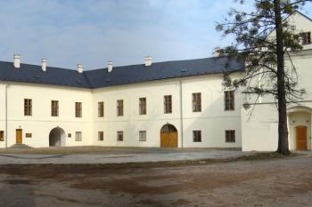 Celkový pohled na severní, východní a pozůstatek jižního zámeckého křídla. ( © Miroslav BITTER 03/2008)