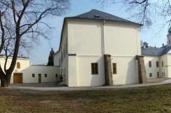 Celkový pohled na nynější trojkřídlý patrový zámek Hlučín. ( © Miroslav BITTER 03/2008)