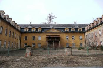 nádvoří zámku se západním křídlem v čele ( © Jan P. Štěpánek 03/2011)