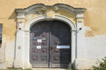 vstupní portál v jižním křídle (© D Dohňanský, 08/2018)