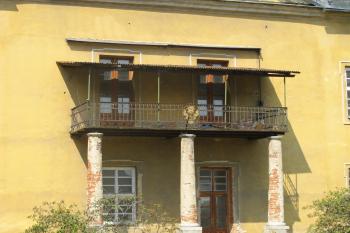 balkon na ionských sloupech v západním traktu, skýtající pohled do vnitřního nádvoří (© D Dohňanský, 08/2018)