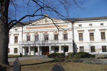středová část hlavního průčelí s balkonem (© D Dohňanský, 03/2015)