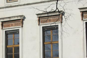 detail oken s nadokenními římsami (© D Dohňanský, 03/2015)