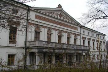 Vstupní průčelí ( © Roman Krejčí 6.4.2002)