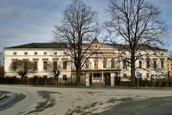 Hlavní průčelí ( © Luděk Pitter 02/2007)