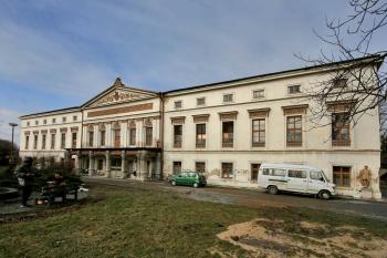 Hlavní průčelí ( © Luděk Pitter 02/2007)