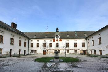 Nádvoří ( © Luděk Pitter 02/2007)