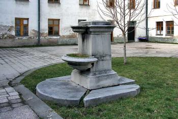 Kašna na nádvoří ( © Luděk Pitter 02/2007)