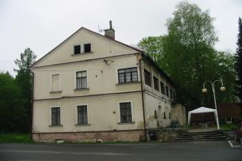 postupně chátrající zámeček (© D Dohňanský, 05/2015)