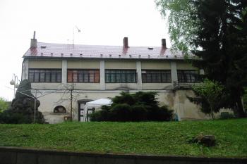 pohled přibližně z místa kde stávalo sev.křídlo zámku (© D Dohňanský, 05/2015)