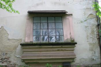 svým způsobem atypický,nesouměrný arkýř /levá a pravá strana/ (© D Dohňanský, 05/2015)