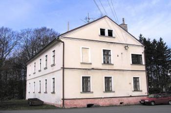 Čelní pohled na jediné dochované křídlo bývalého zámku. ( © Jan P. Štěpánek 04/2006)