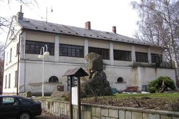 Pohled na bývalou nádvorní část zámku. ( © Jan P. Štěpánek 04/2006)