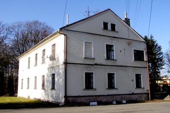 pohled na jediné dochované křídlo zámku ( © Jan P. Štěpánek 02/2008)