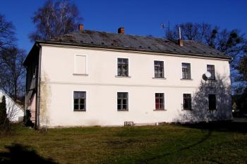 pohled od jihu na jižní křídlo zámku ( © Jan P. Štěpánek 02/2008)