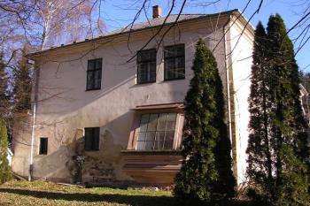 pohled od západu na jediné dochované křídlo zámku ( © Jan P. Štěpánek 02/2008)
