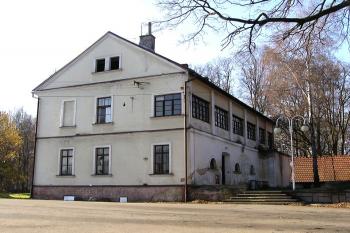 pohled od východu na jižní křídlo zámku ( © Jan P. Štěpánek 02/2008)