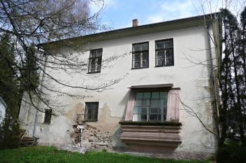 zadní partie dochovaného zámeckého křídla s výrazným arkýřem ( © Jan P. Štěpánek 04/2010)
