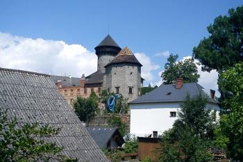 Věž a šestiboká bašta (tzv. Remter) (© Jan Večeřa, 07/2014)