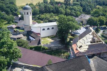 Polygonální bateriová věž vybudovaná Kobylkou z Kobylího, v popředí Remter, kde se opravuje střecha (© Jan Večeřa, 07/2014)