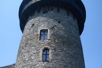 Věž s novodobým ochozem, spodní okénko je původní vstup do věže (se sedlovým portálem) (© Jan Večeřa, 07/2014)