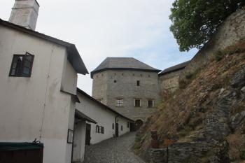 Třetí nádvoří s konírnou /vlevo/ (© Dušan Dohňanský 09/2019)