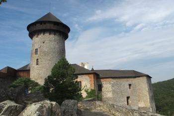 Pohled na bergfrit z místa dnes již zaniklého původního paláce (© Dušan Dohňanský 08/2019)