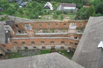 Jižní palác přistavěný do předhradí na jihu se vzniklým 6. nádvořím (© Dušan Dohňanský 08/2019)