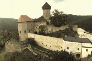 pohled na hrad z věže kostela (rz ©   07/2005)