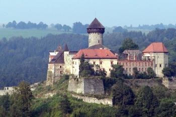 Hrad ze silnice ( © Roman Krejčí 16.8.2001)