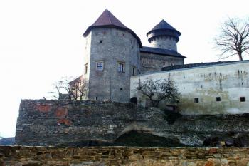 Polygonální bašta střežící přístup k hradní bráně (© Bc. Pavel Becke, 04/2007)