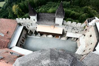pohled z věže na nádvoří ( © Pavel Zany Komárek 30.8. 2007)