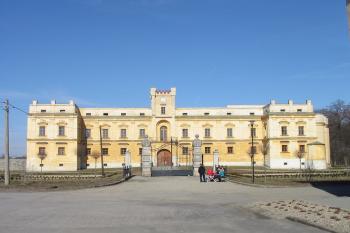 i parková úprava /po vykácení velkých stromů/ je jako ve "Versaj" (© D Dohňanský, 03/2015)