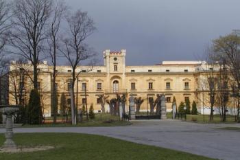 Vstupní průčelí ( © Roman Krejčí 6.4.2002)