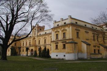 Vstupní průčelí ( © Roman Krejčí 6.4.2002)