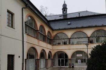 Vnitřní otevřené arkádové nádvoří (© Dušan Dohňanský 03/2020)